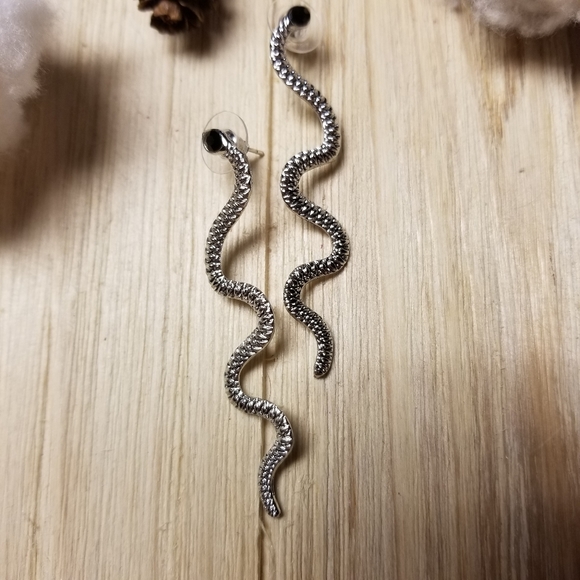 🐍🐍Sexy snake earrings in SILVER with black eyes - Picture 6 of 7